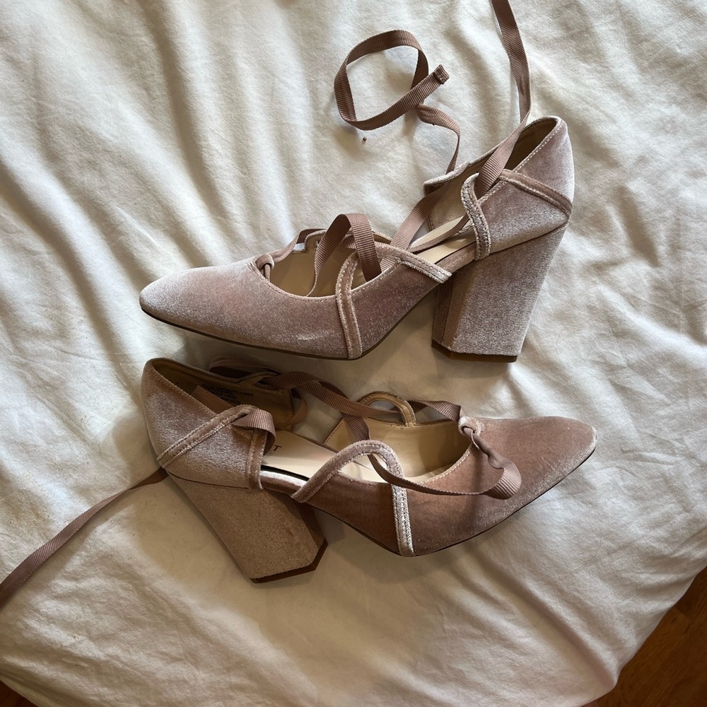 Pink velvet Nine West heals heels lace up elegant pointed toe homecoming prom